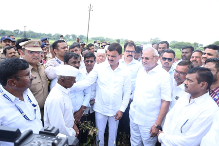 Maha: Agriculture Minister inspects drought-hit crops in Sangamner