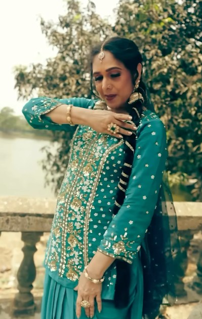 Meenakshi Seshadri relives evergreen song ‘Baali Umar Ne Mera Haal Woh Kiya’ from ‘Awaargi’