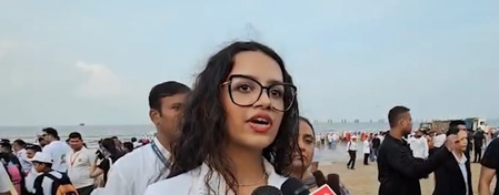 Maha CM’s wife Amruta, daughter Divija join Juhu beach clean-up drive day after Ganesh Visarjan