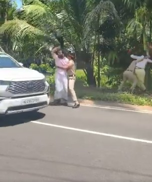 Yuva morcha waves black flag at Chennithala, Priyanka Gandhi in Kozhikode