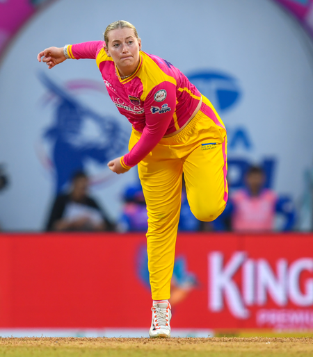 Sophie Ecclestone returns to Adelaide Strikers for WBBL 12