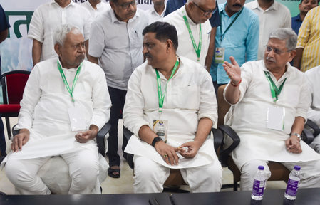 Nitish meets Lalan Singh amid JD(U) dispute over Patna Graduates’ MLC seat; Neeraj Kumar to file nomination today