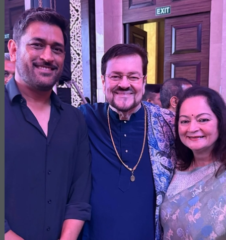 Dhoni meets Nitin Mukesh, sings ‘Main Pal Do Pal Ka Shayar Hoon’
