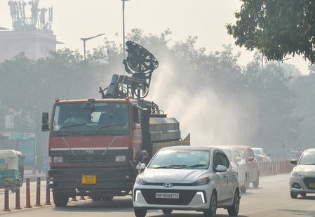 Delhi AQI remains moderate, several areas record poor air quality