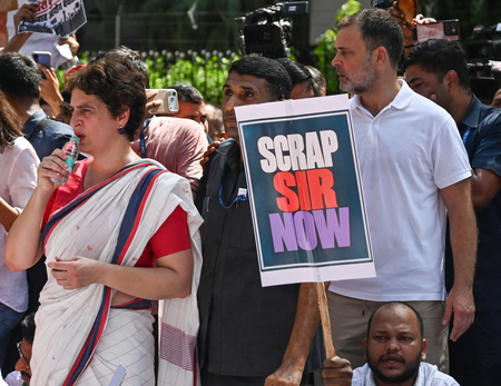 PIB debunks claims on MHA reaching out to Rahul, Priyanka for ending stir