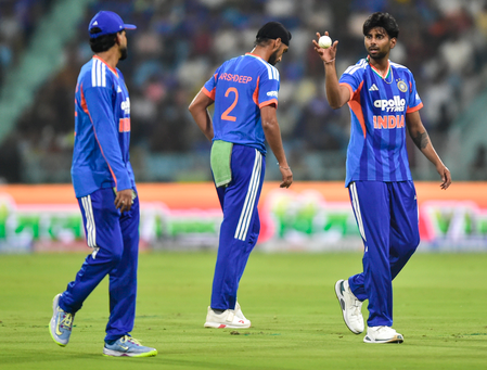 ‘I would have gone with Arshdeep or Mayank’: Gavaskar questions India’s 18th-over call