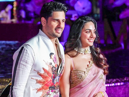 Karan Johar, Kajol, Parineeti Chopra shower love on Kiara Advani, Sidharth Malhotra after second pregnancy announcement