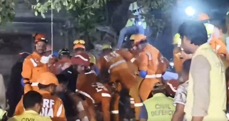 Seemapuri building collapse: 1 killed, 7 rescued (Lead)
