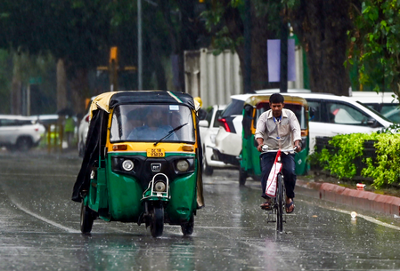 Delhi-NCR likely to see isolated rain, thunderstorms; air quality remains moderate