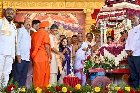 Karnataka seer Abhinava Gavisiddeshwara Swamiji inaugurates historic Mysuru Dasara 2026