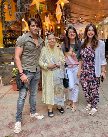 Simple Kaul shares fun moments with ‘Shararat’ team Karanvir Bohra, Farida Jalal, Shruti Seth, Adittie Malik