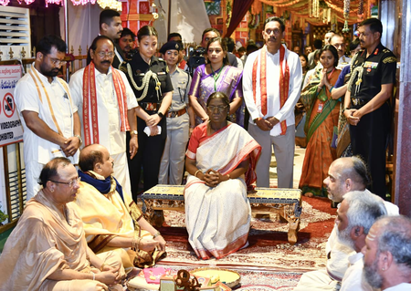 President Murmu offers prayers at Vijayawada’s Kanaka Durga Temple