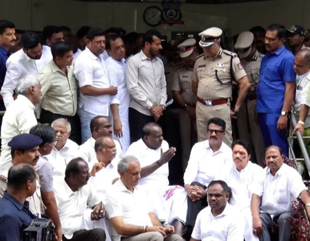 K’taka sting Op row: Kumaraswamy stages dharna outside B’luru Police Commissioner’s office