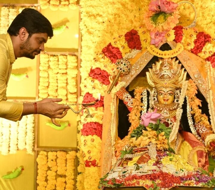 Navaratri Festivities: Avadhoota Vinay Guruji Performs Special Devi Puja